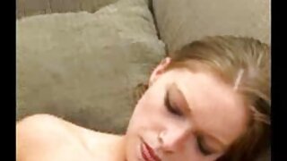 Seksi cura Jayne izvodi free porno domaci svoj prvi striptiz video